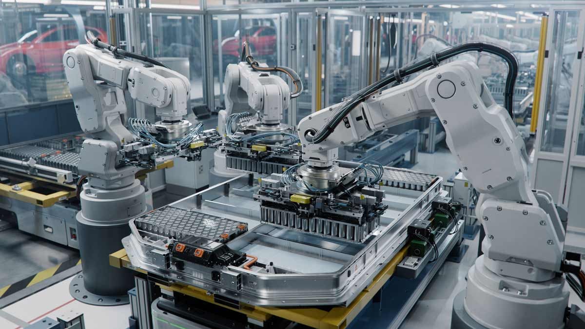 Car-Manufacturing-Inside-Automotive-Smart-Factory
