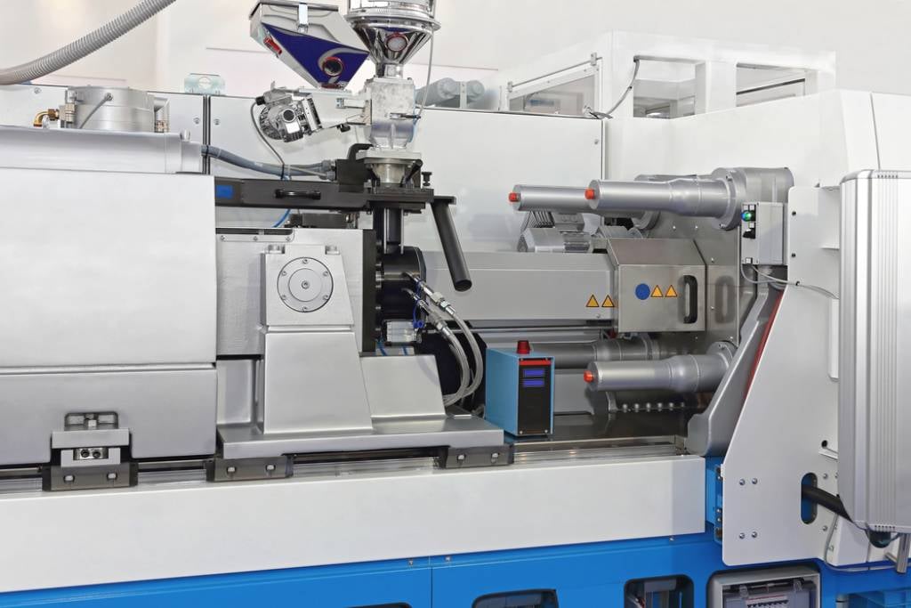 Injection molding machine for plastic parts